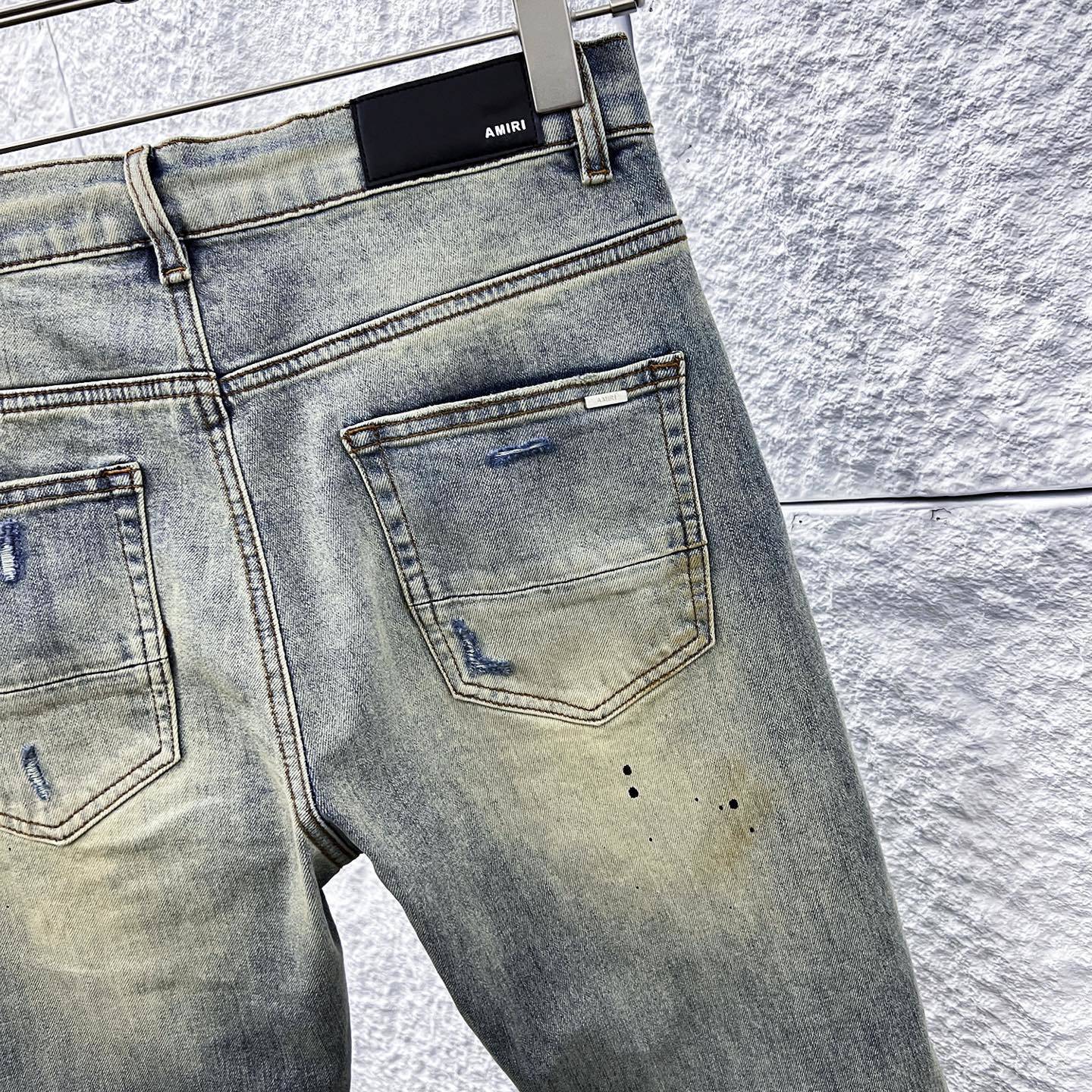 Jeans Azul Vintage con Roturas y Parches Rayados