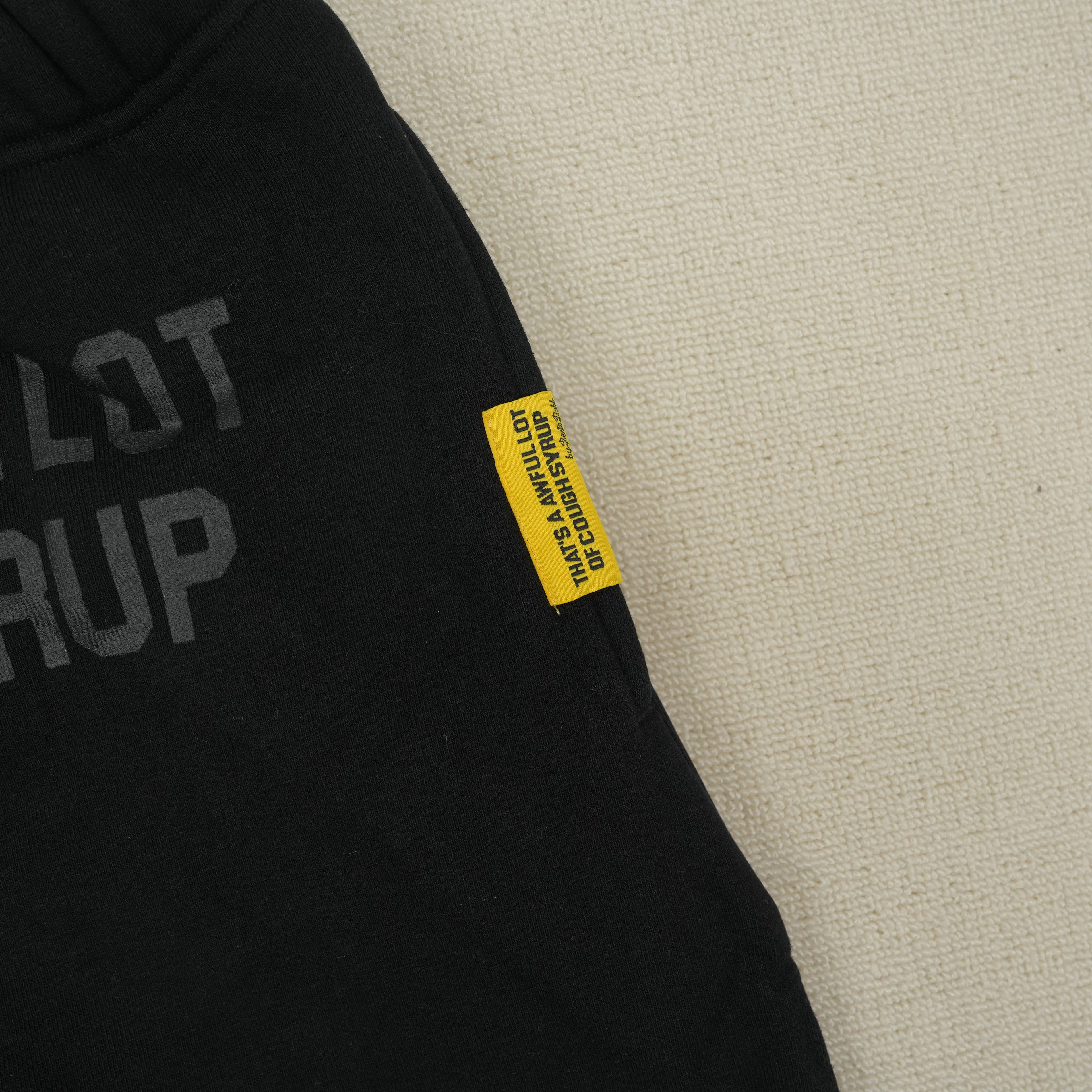 Pantalón Deportivo Negro con Texto – Estilo Urbano
