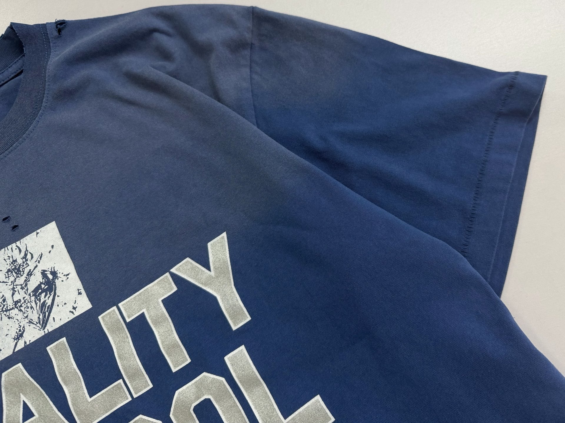 Camiseta gráfica azul desgastada / Camiseta estilo vintage con impresión "Reality School"