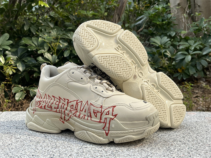 Balenciaga Triple S "DIY Metal" en tono crema/beige con grafiti rojo