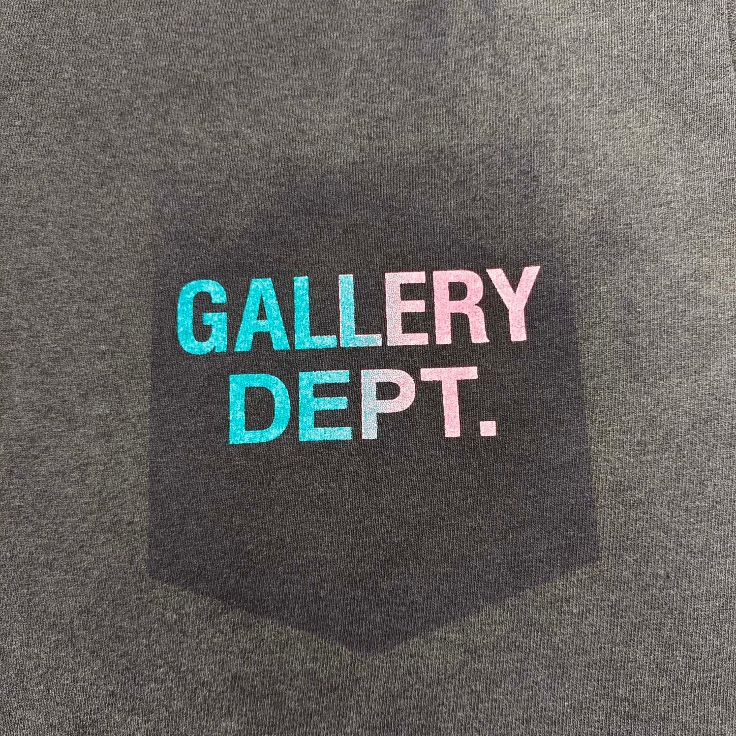Camiseta Gallery Dept. – Logo Multicolor con Lavado Degradado