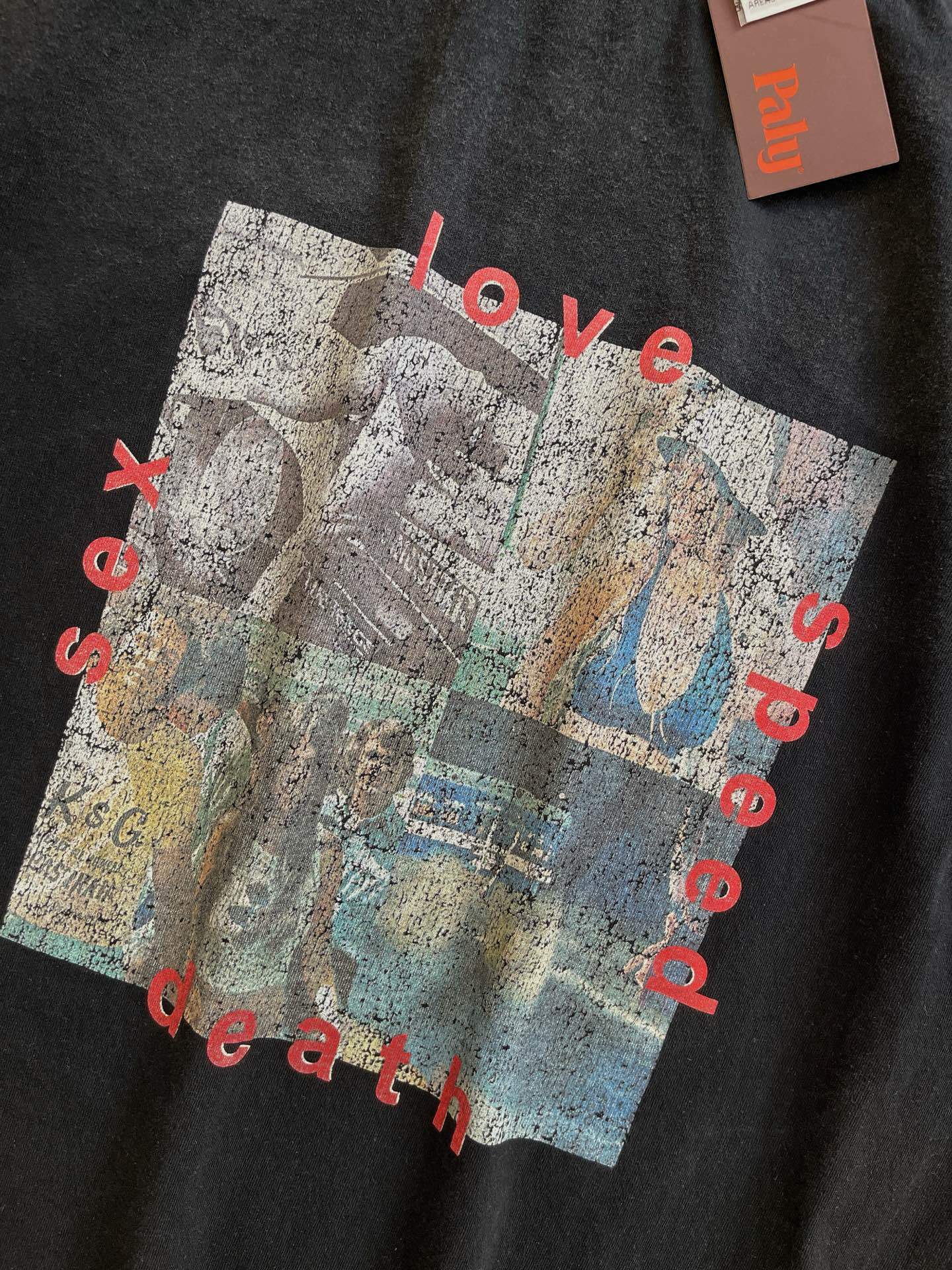 Camiseta gráfica negra desgastada / Camiseta estilo vintage con impresión artística