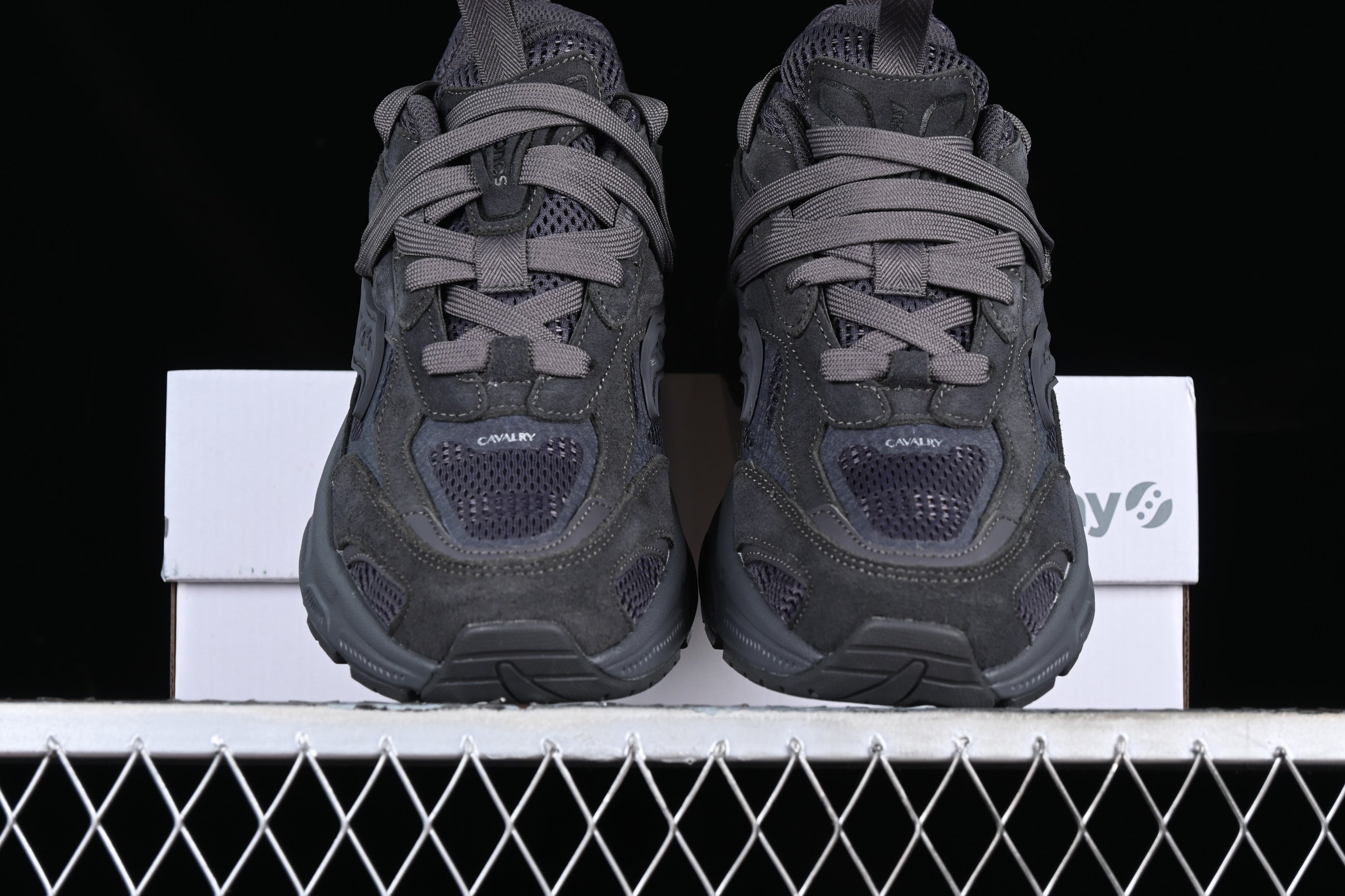 Zapatillas estilo retro chunky gris oscuro / Zapatillas deportivas diseño técnico