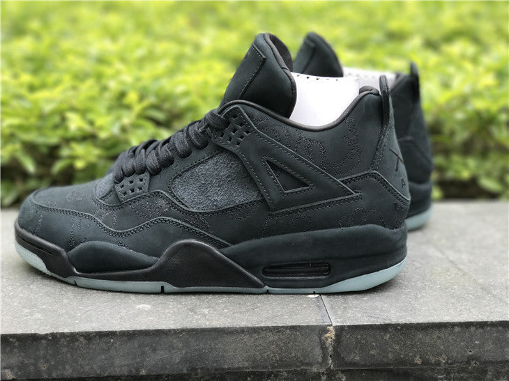Air Jordan 4 Retro x KAWS 'Black' (Edición Limitada)