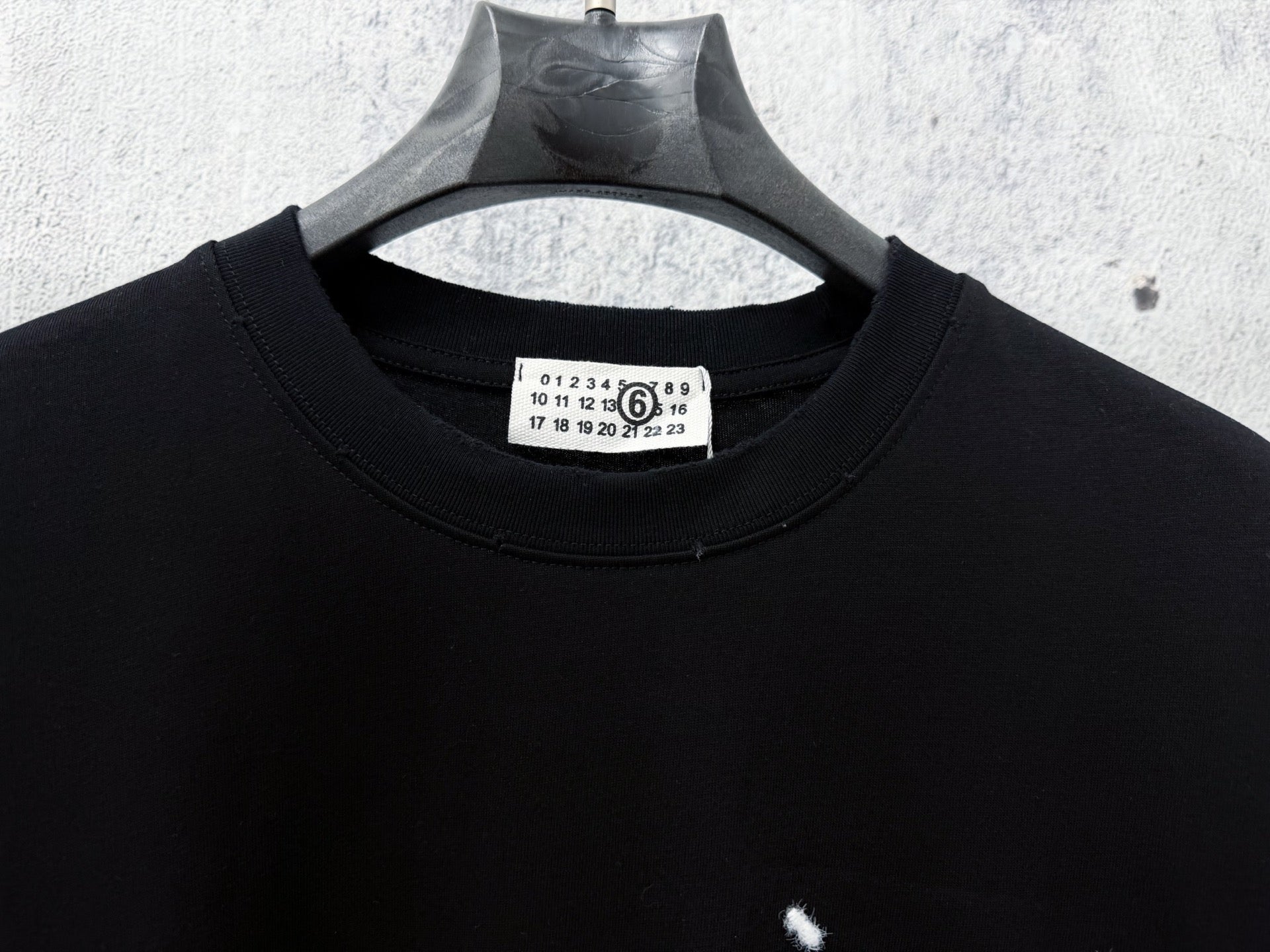 Camiseta MM6 Maison Margiela Bordada – Black