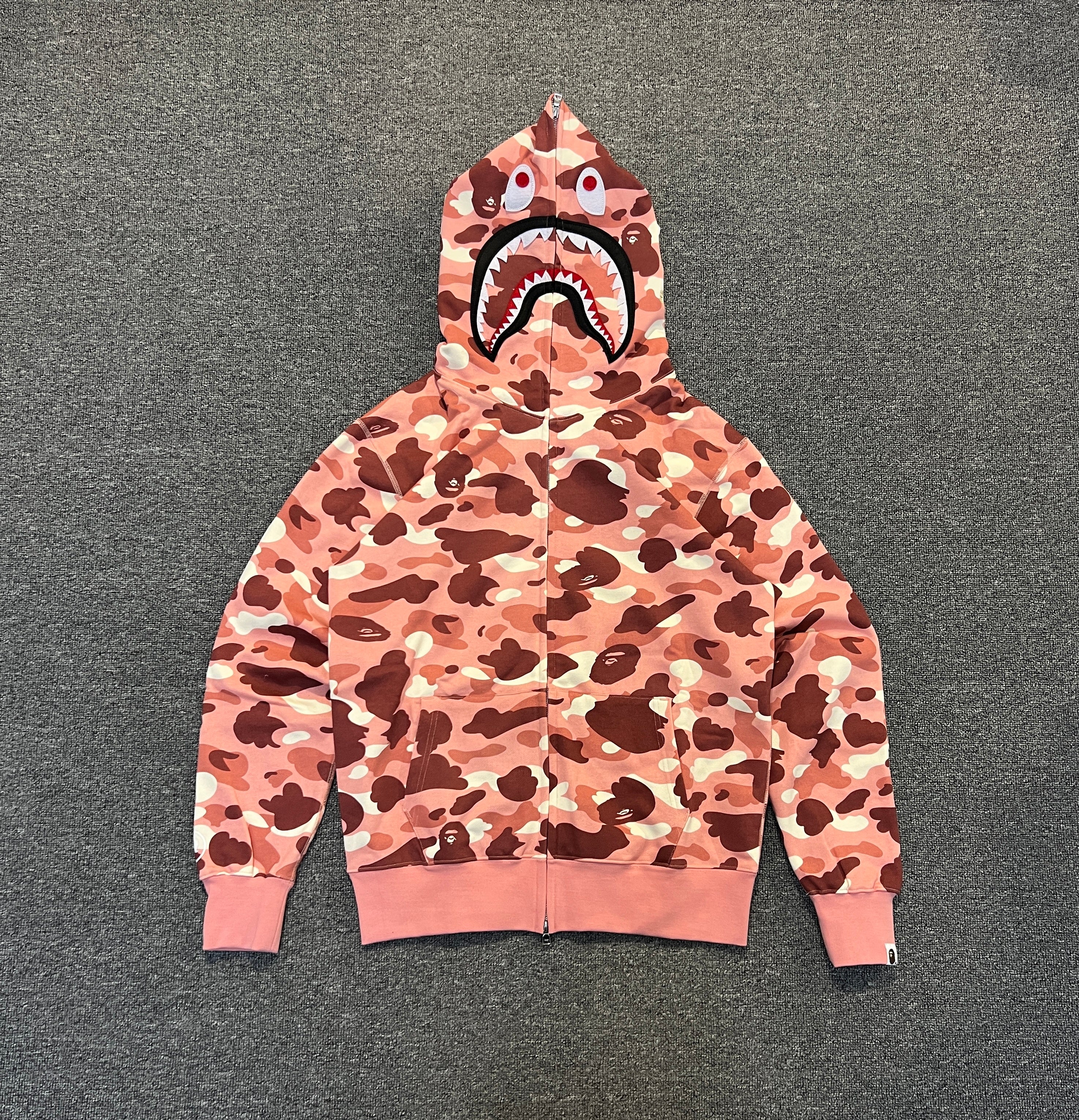 Sudadera Bape x Barbie – Camuflaje Rosa con Diseño Tiburón