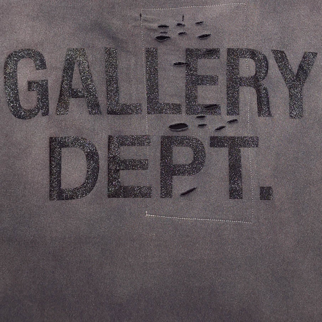 Camiseta Gallery Dept. – Lavado Carbón con Detalles Desgastados