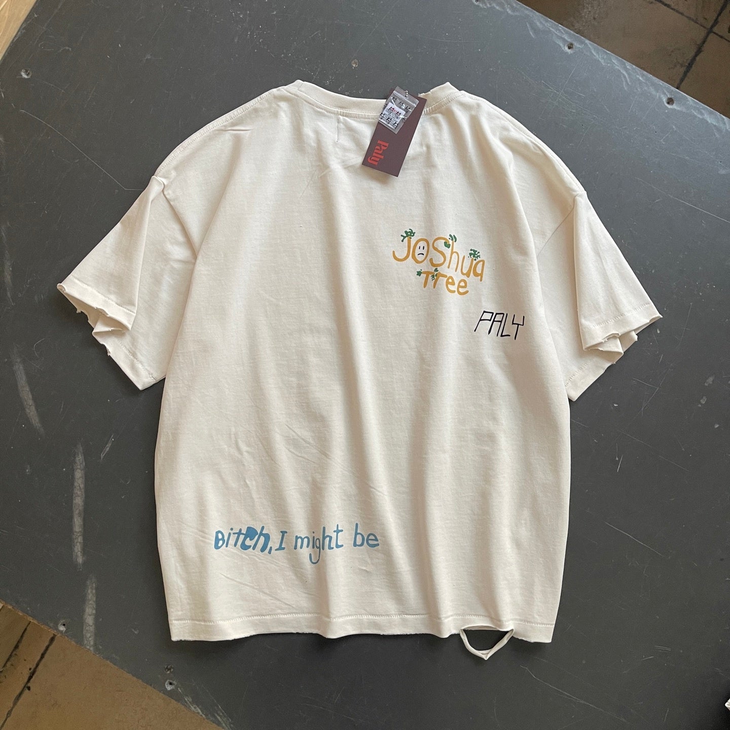 Camiseta gráfica crema con desgastes / Camiseta estilo retro con frases y dibujos