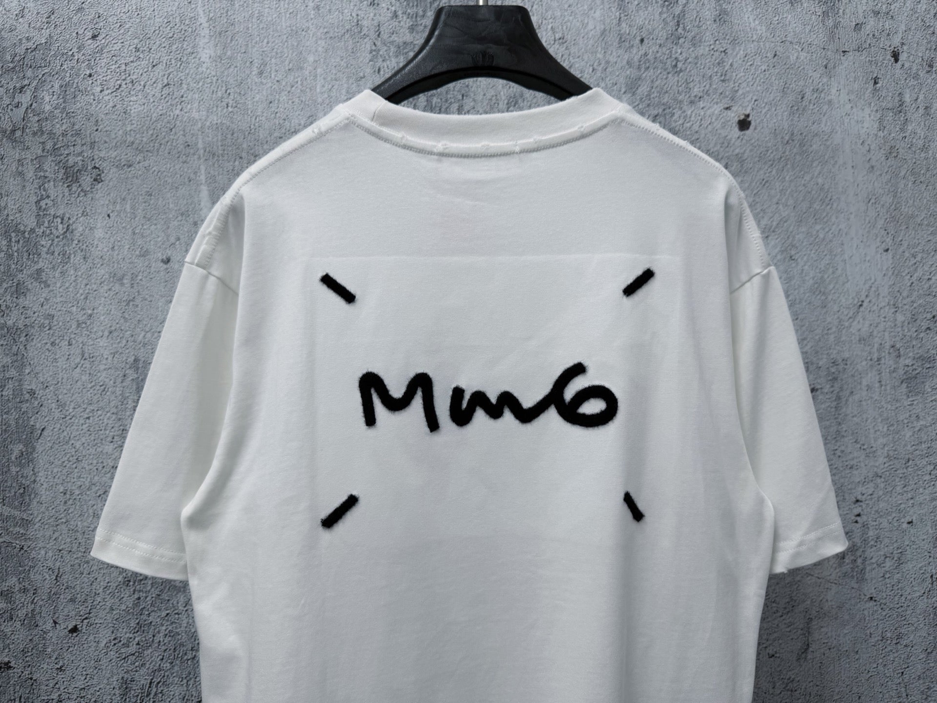 Camiseta MM6 Maison Margiela Bordada – Black