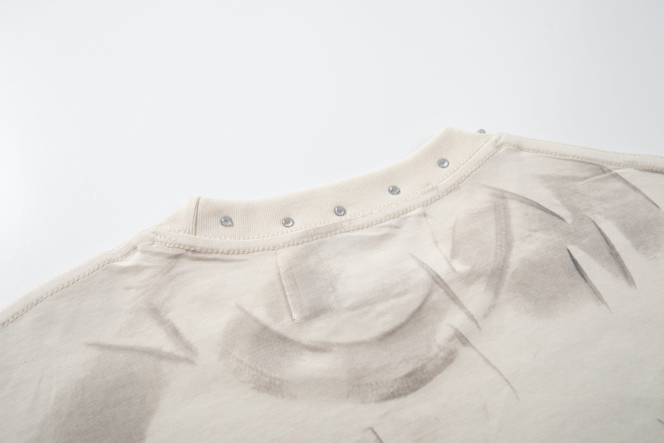 Camiseta Corta Urbana BKYS "Disaster" - Off-White / Gris Claro