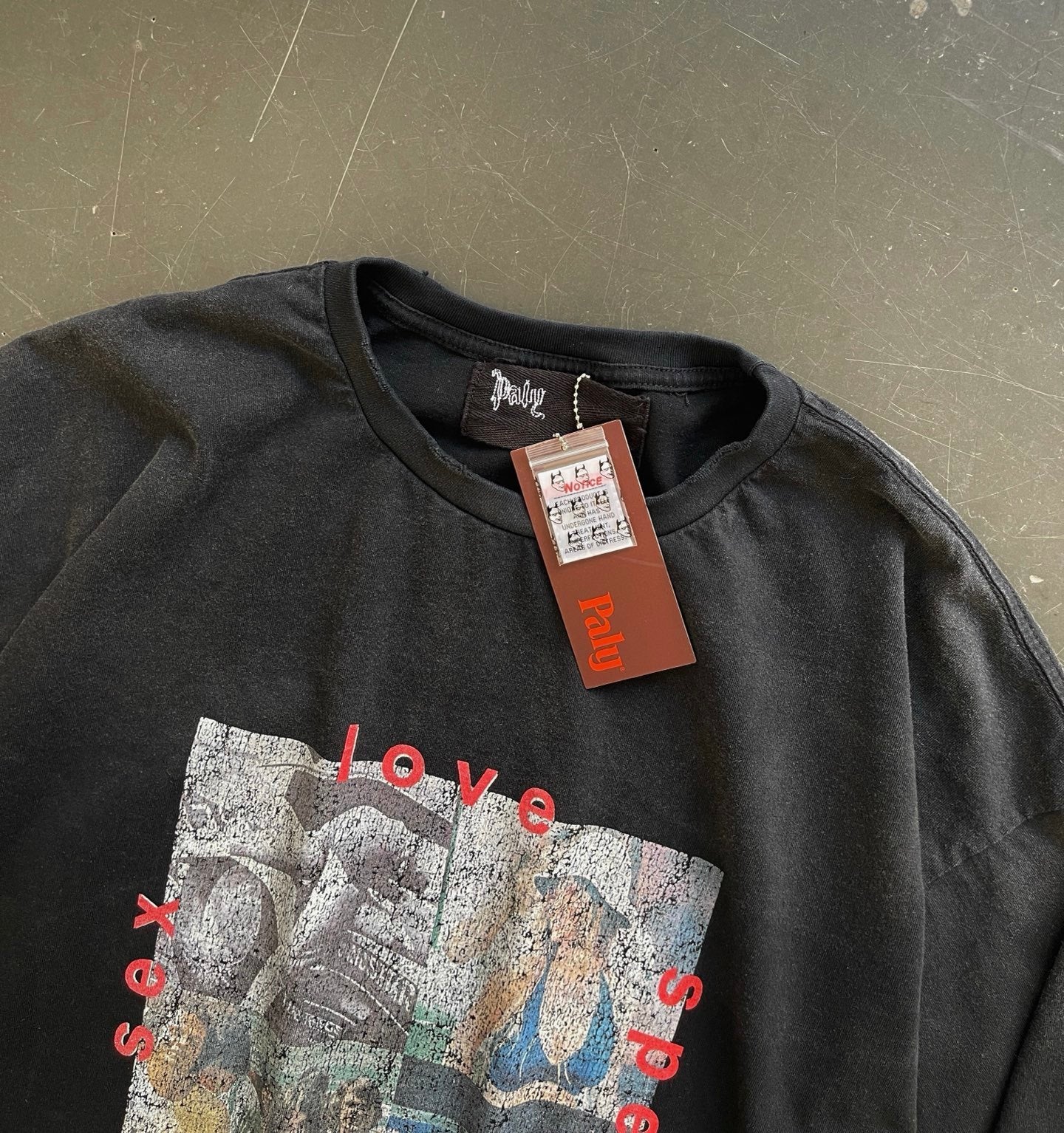 Camiseta gráfica negra desgastada / Camiseta estilo vintage con impresión artística