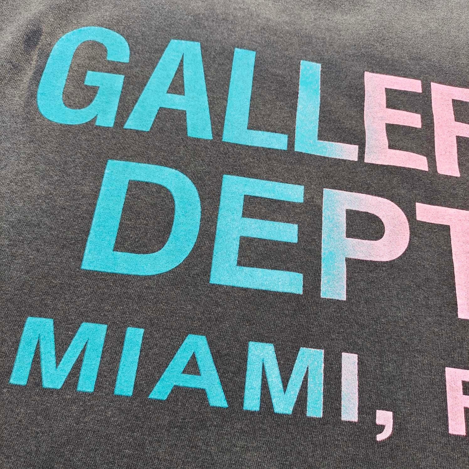 Camiseta Gallery Dept. – Logo Multicolor con Lavado Degradado