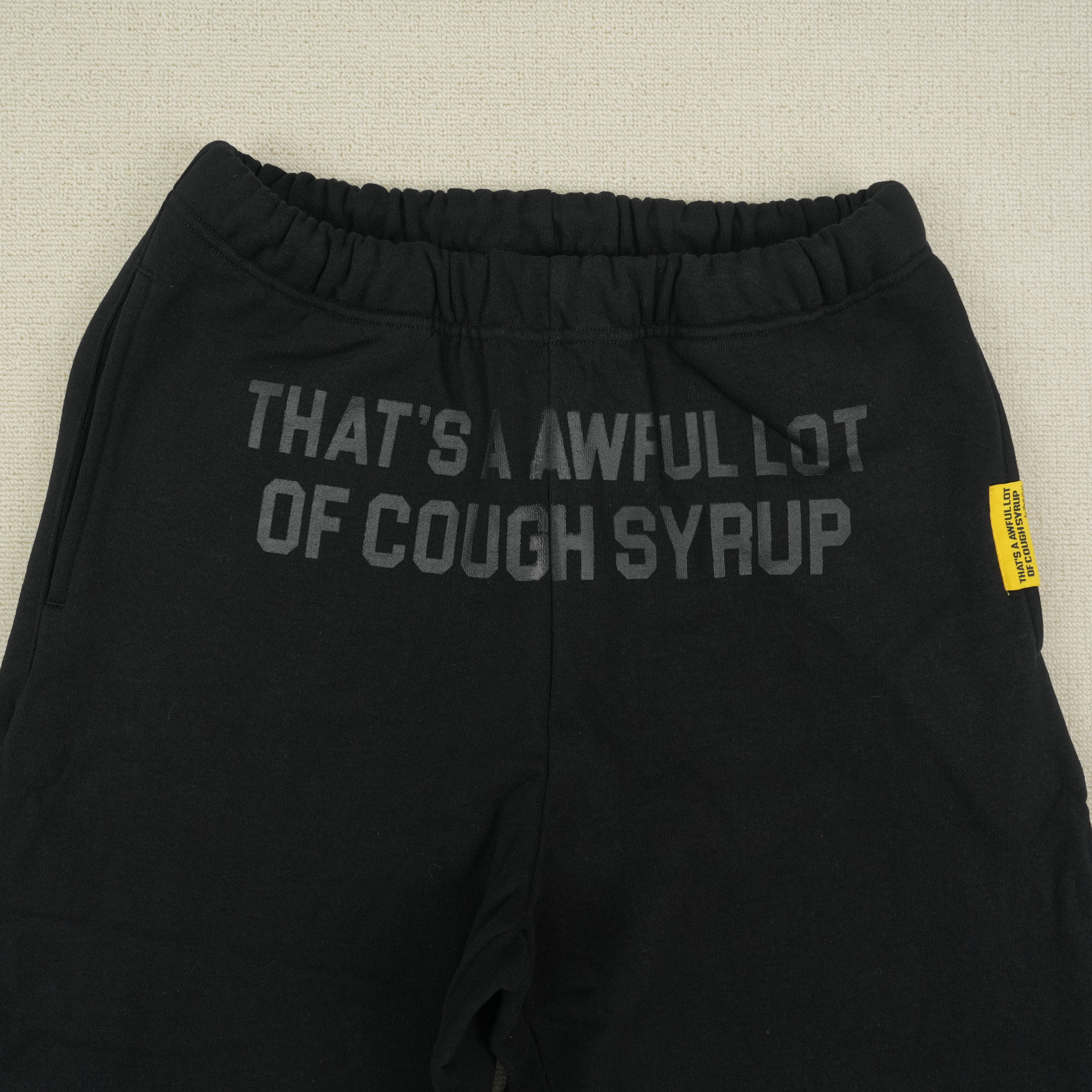 Pantalón Deportivo Negro con Texto – Estilo Urbano