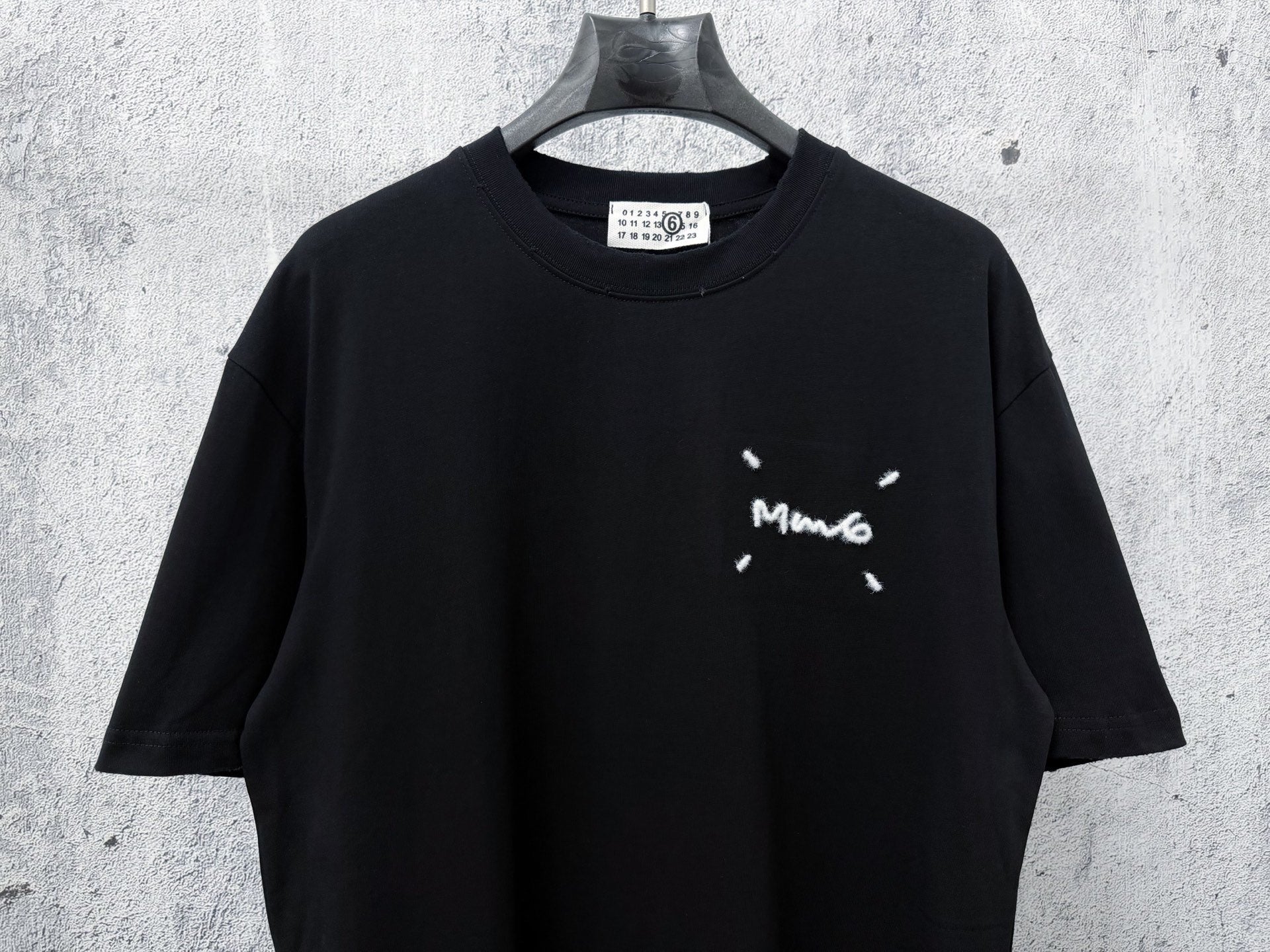 Camiseta MM6 Maison Margiela Bordada – Black
