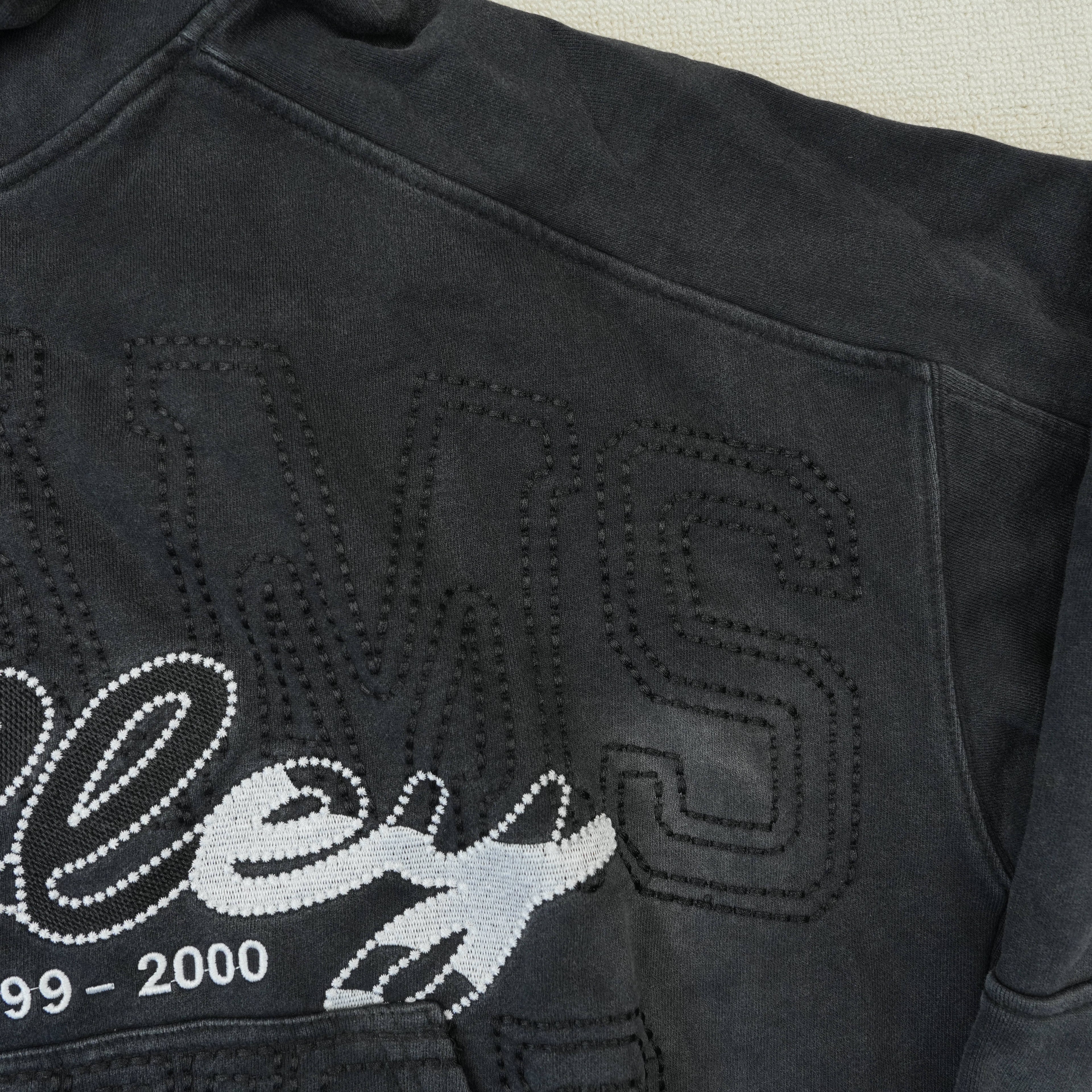 Sudadera con Capucha Negra Lavado Desgastado "Valley Dreams Forever"