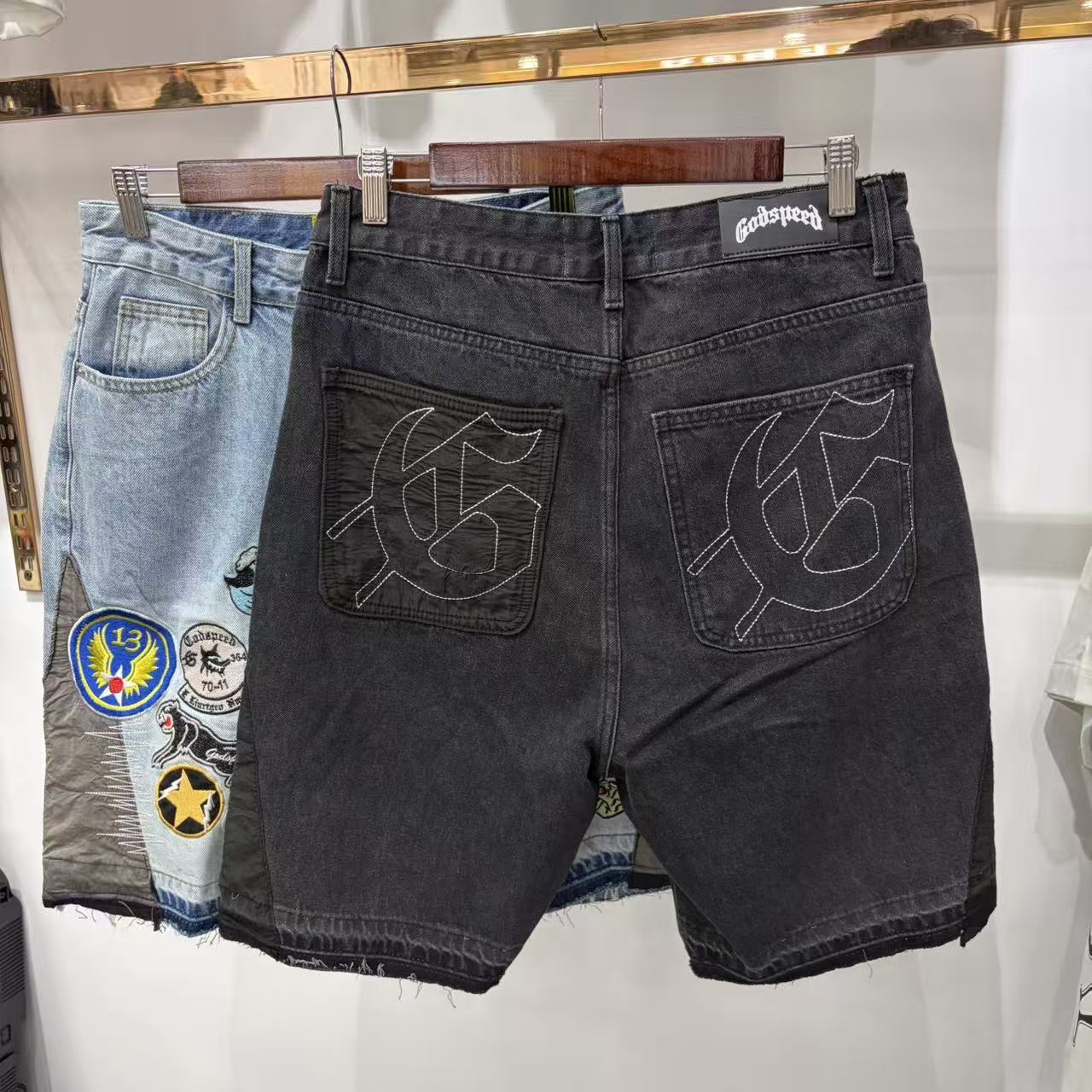Shorts de Mezclilla con Parches Decorativos
