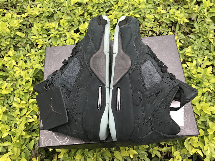 Air Jordan 4 Retro x KAWS 'Black' (Edición Limitada)