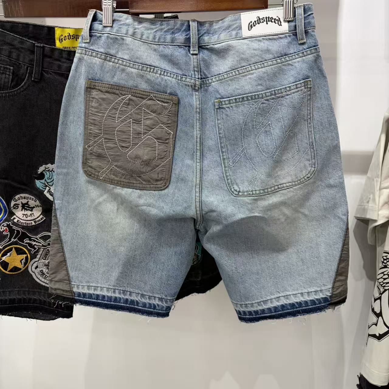 Shorts de Mezclilla con Parches Decorativos