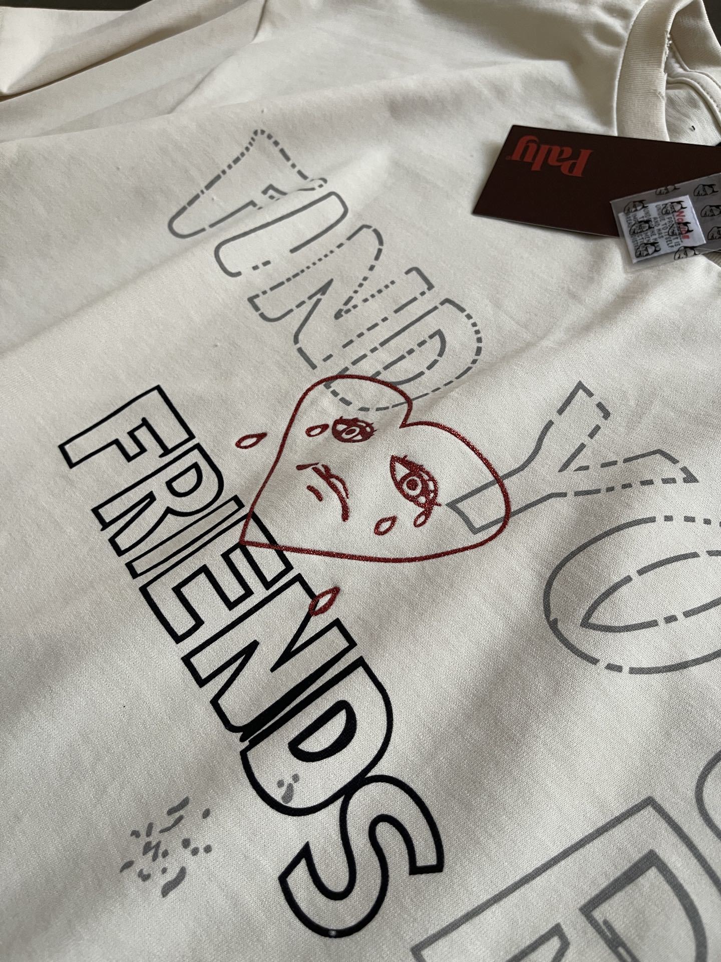 Camiseta gráfica crema con desgastes / Camiseta estilo retro con frases y dibujos