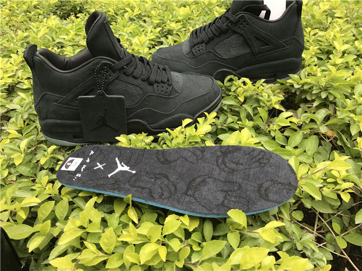 Air Jordan 4 Retro x KAWS 'Black' (Edición Limitada)