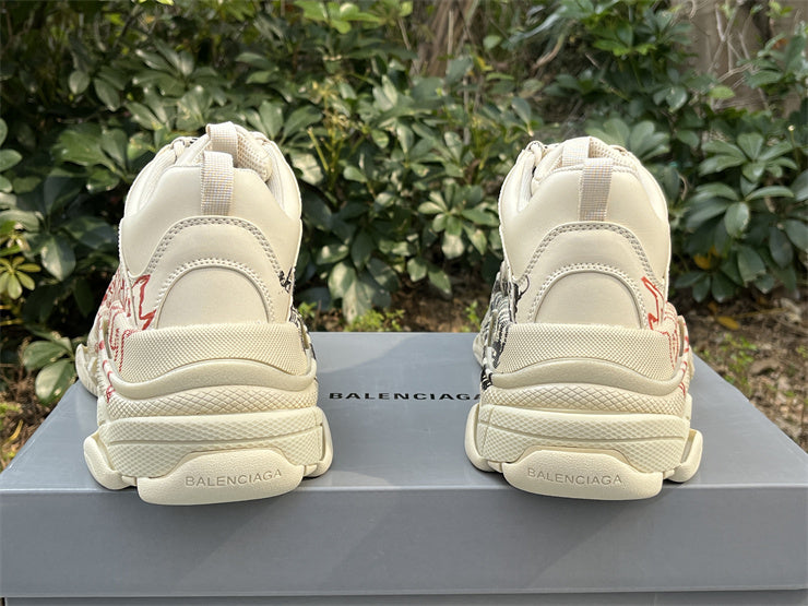 Balenciaga Triple S "DIY Metal" en tono crema/beige con grafiti rojo