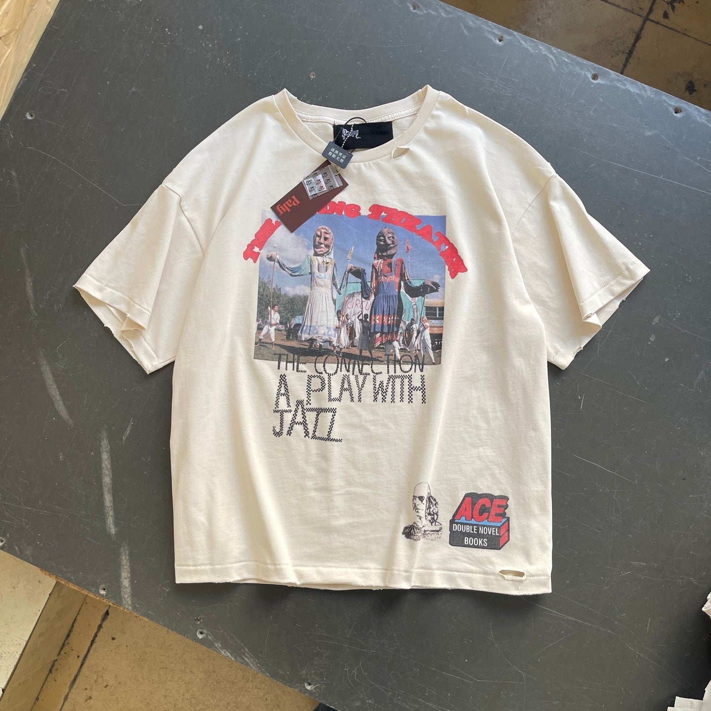 Camiseta gráfica crema estilo retro / Camiseta con impresión artística y desgastes