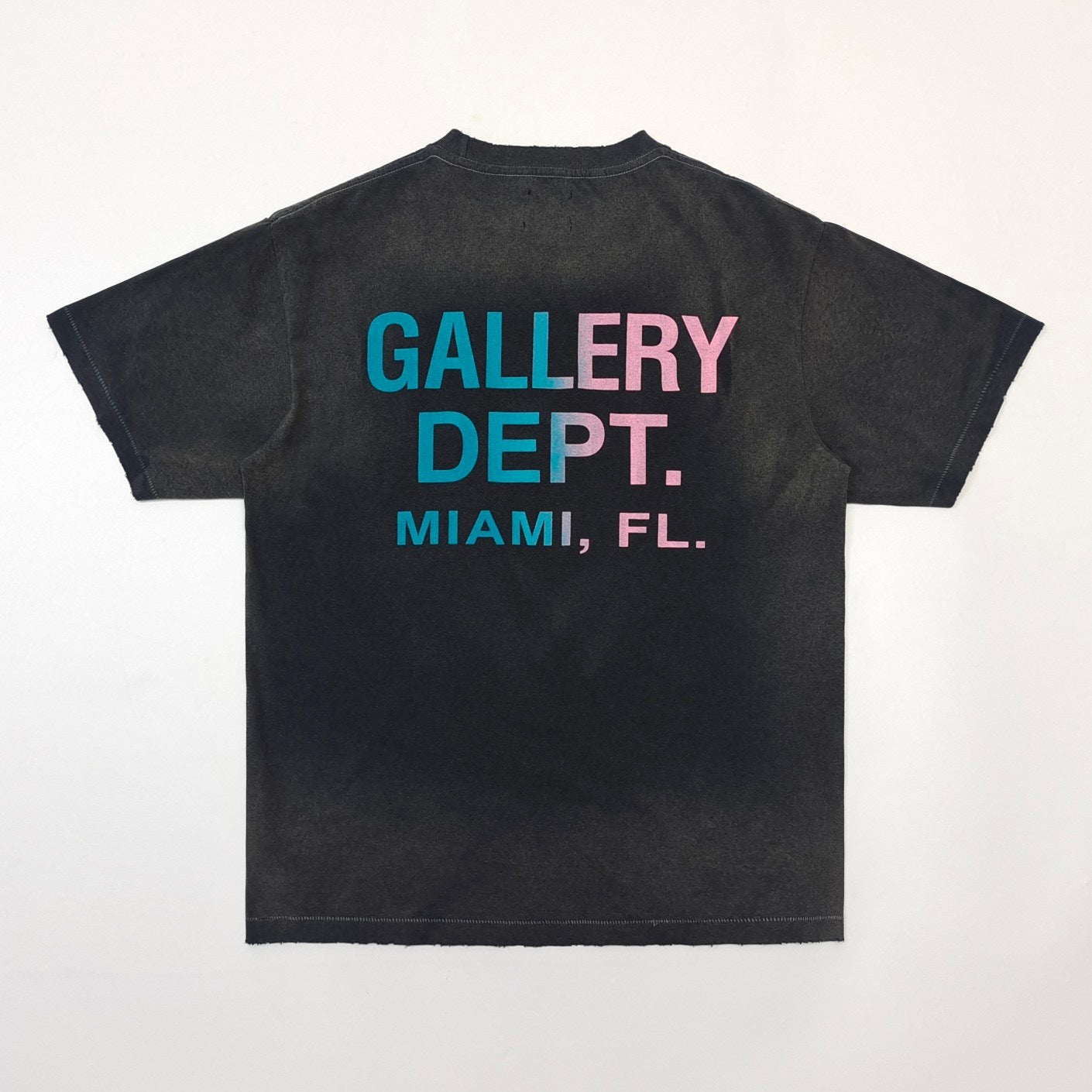 Camiseta Gallery Dept. – Logo Multicolor con Lavado Degradado