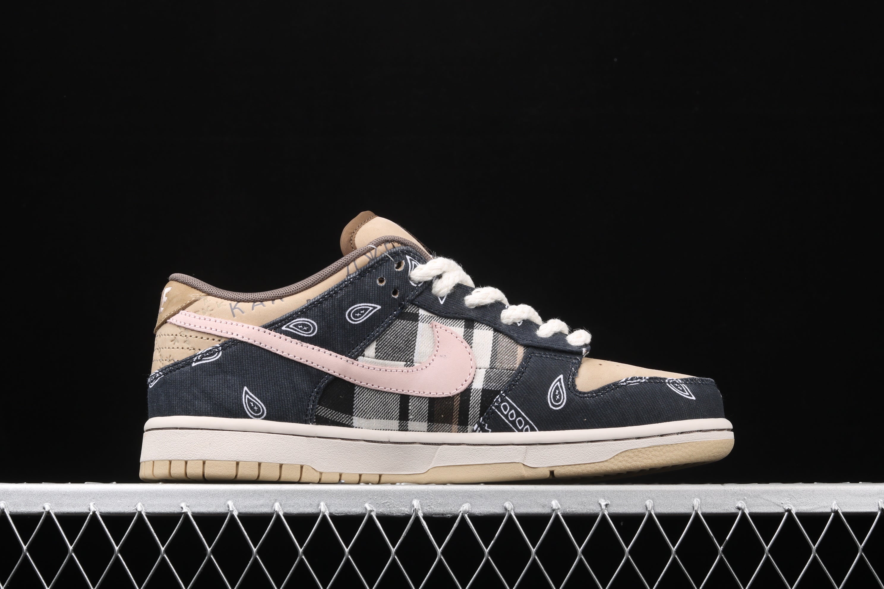 Zapatillas estilo low con estampado bandana / Zapatillas diseño exclusivo combinado