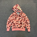 Sudadera Bape x Barbie – Camuflaje Rosa con Diseño Tiburón