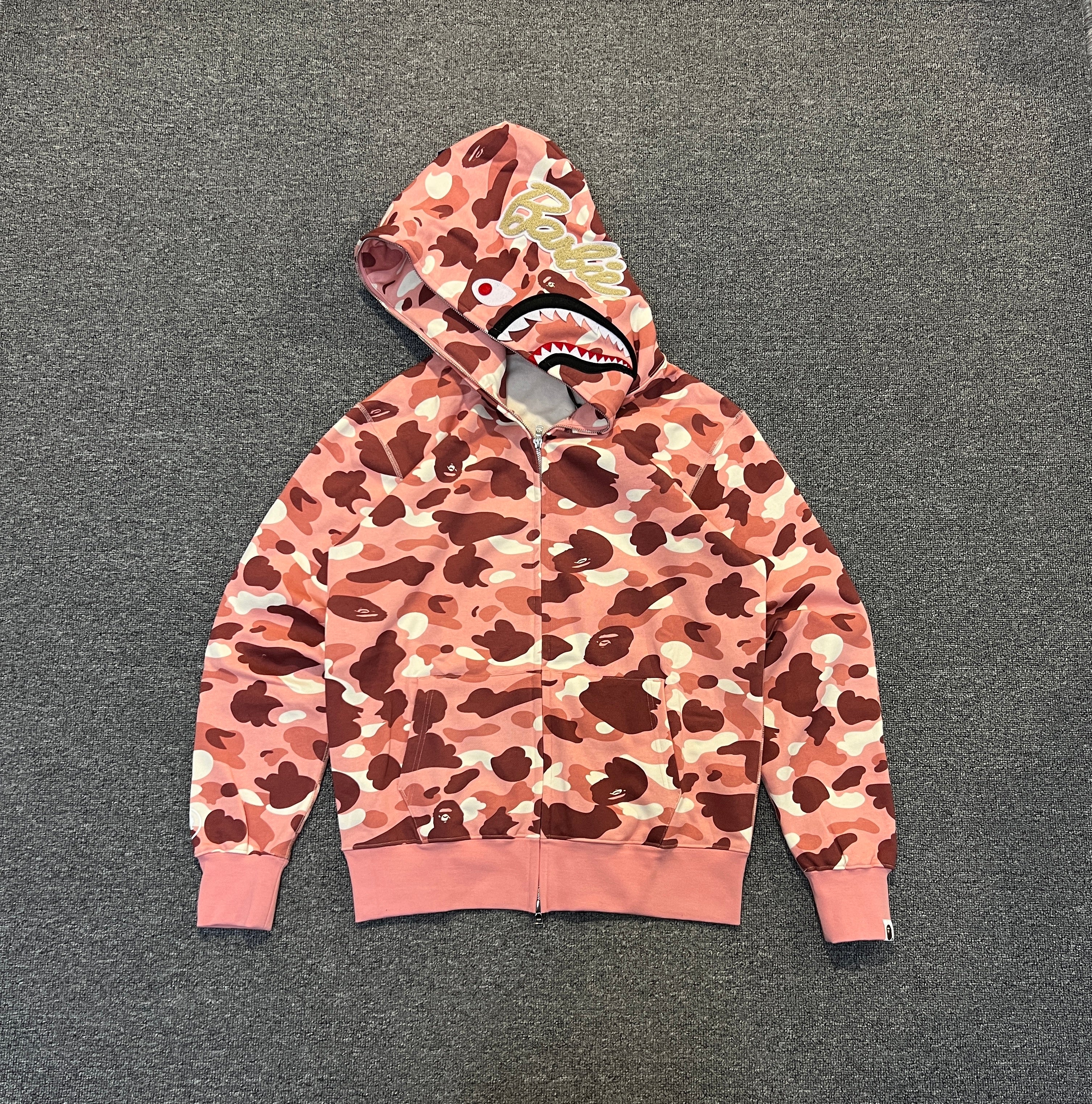 Sudadera Bape x Barbie – Camuflaje Rosa con Diseño Tiburón