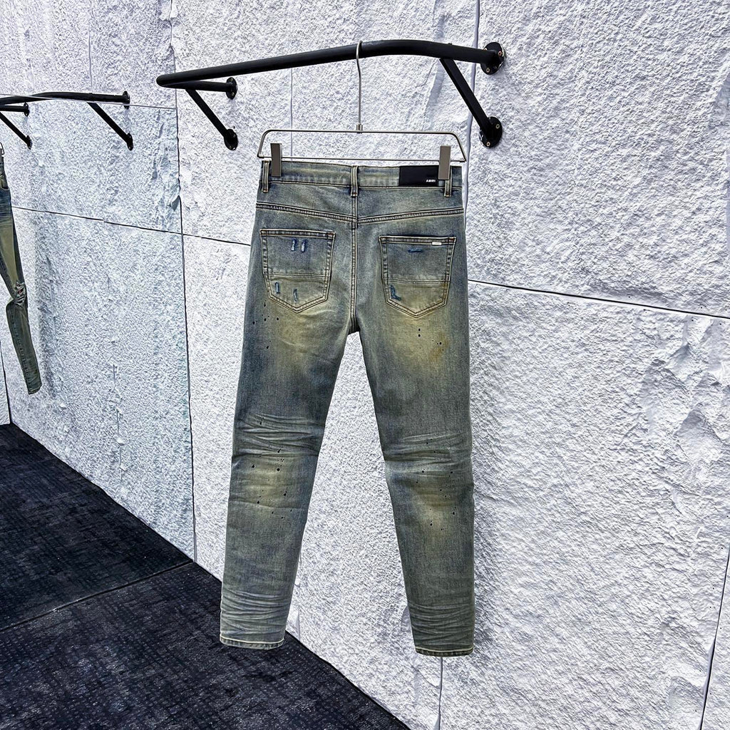 Jeans Azul Vintage con Roturas y Parches Rayados