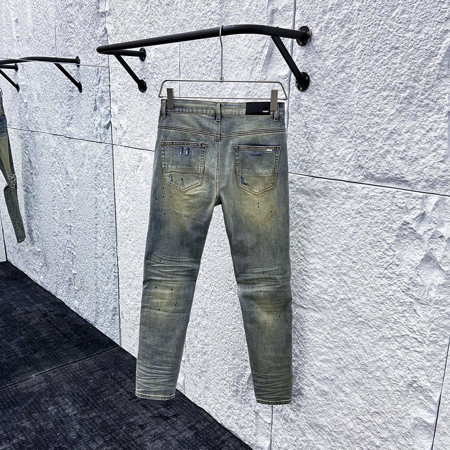Jeans Azul Vintage con Roturas y Parches Rayados