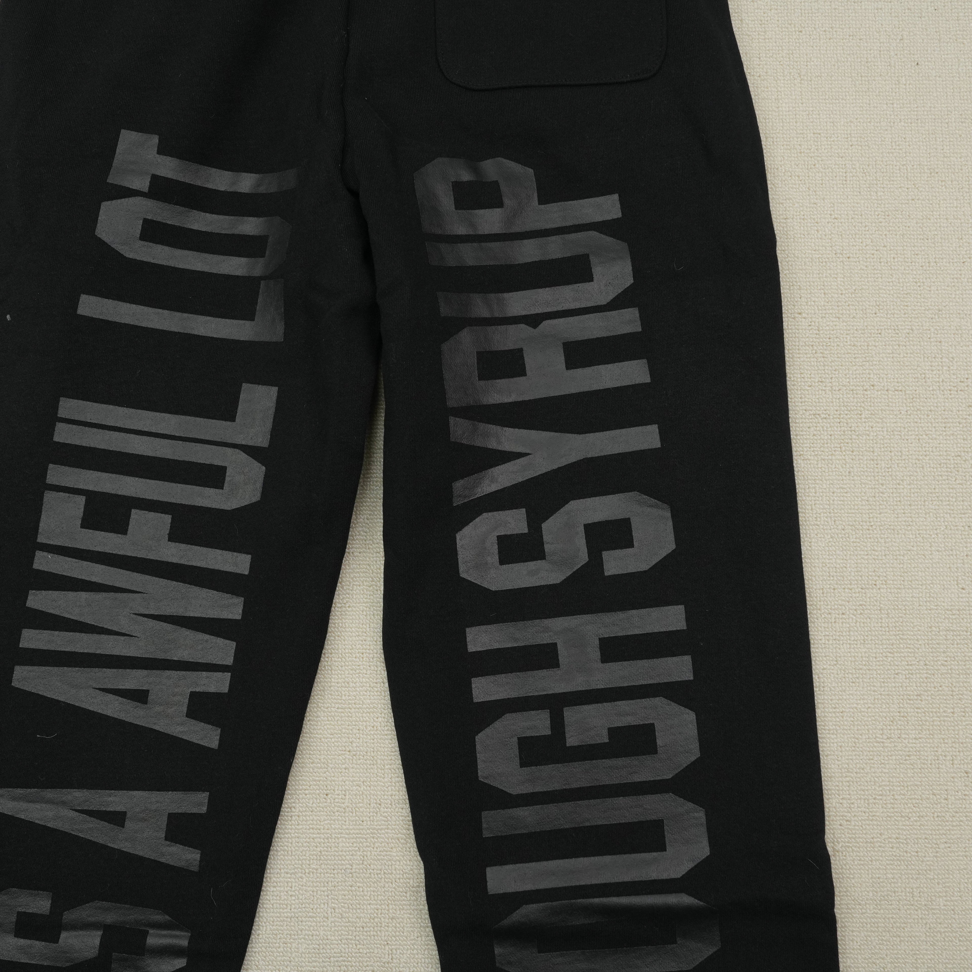 Pantalón Deportivo Negro con Texto – Estilo Urbano