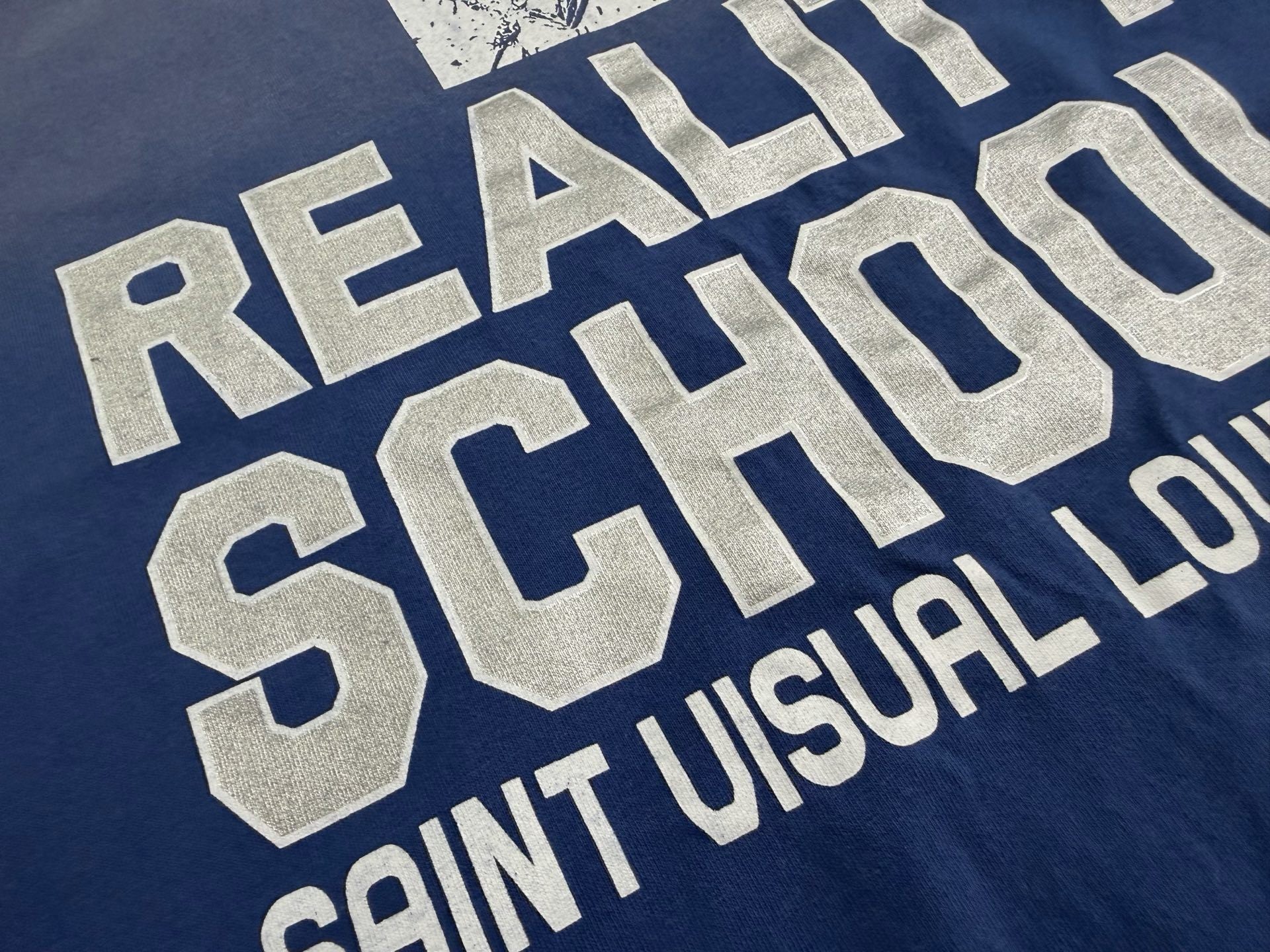 Camiseta gráfica azul desgastada / Camiseta estilo vintage con impresión "Reality School"