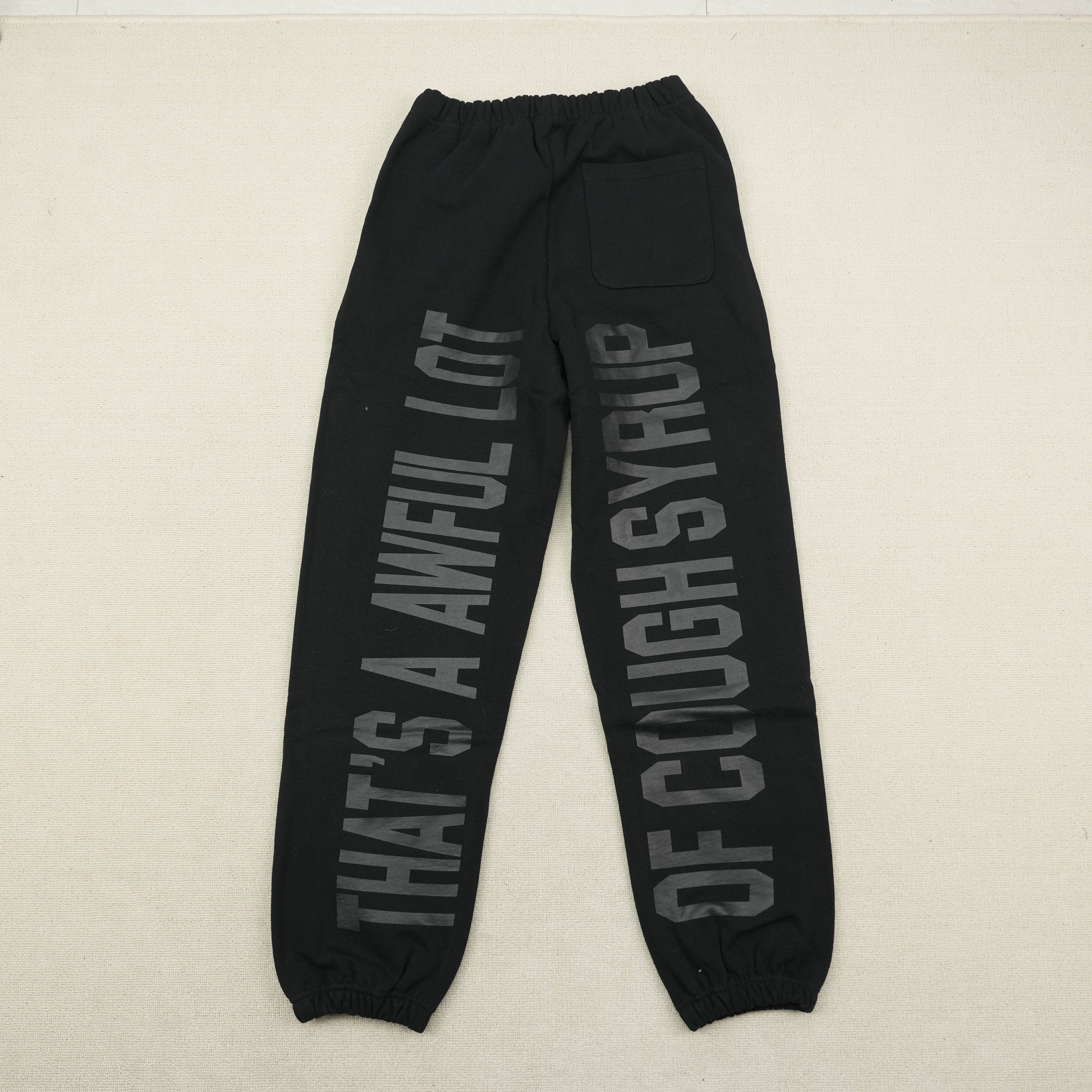 Pantalón Deportivo Negro con Texto – Estilo Urbano