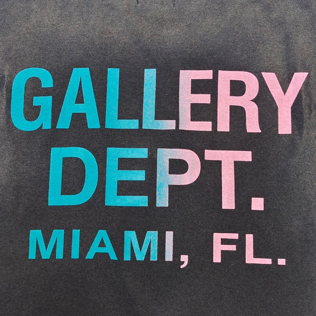 Camiseta Gallery Dept. – Logo Multicolor con Lavado Degradado