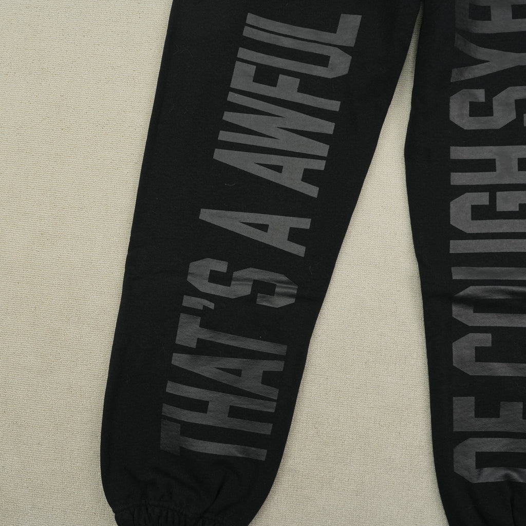 Pantalón Deportivo Negro con Texto – Estilo Urbano