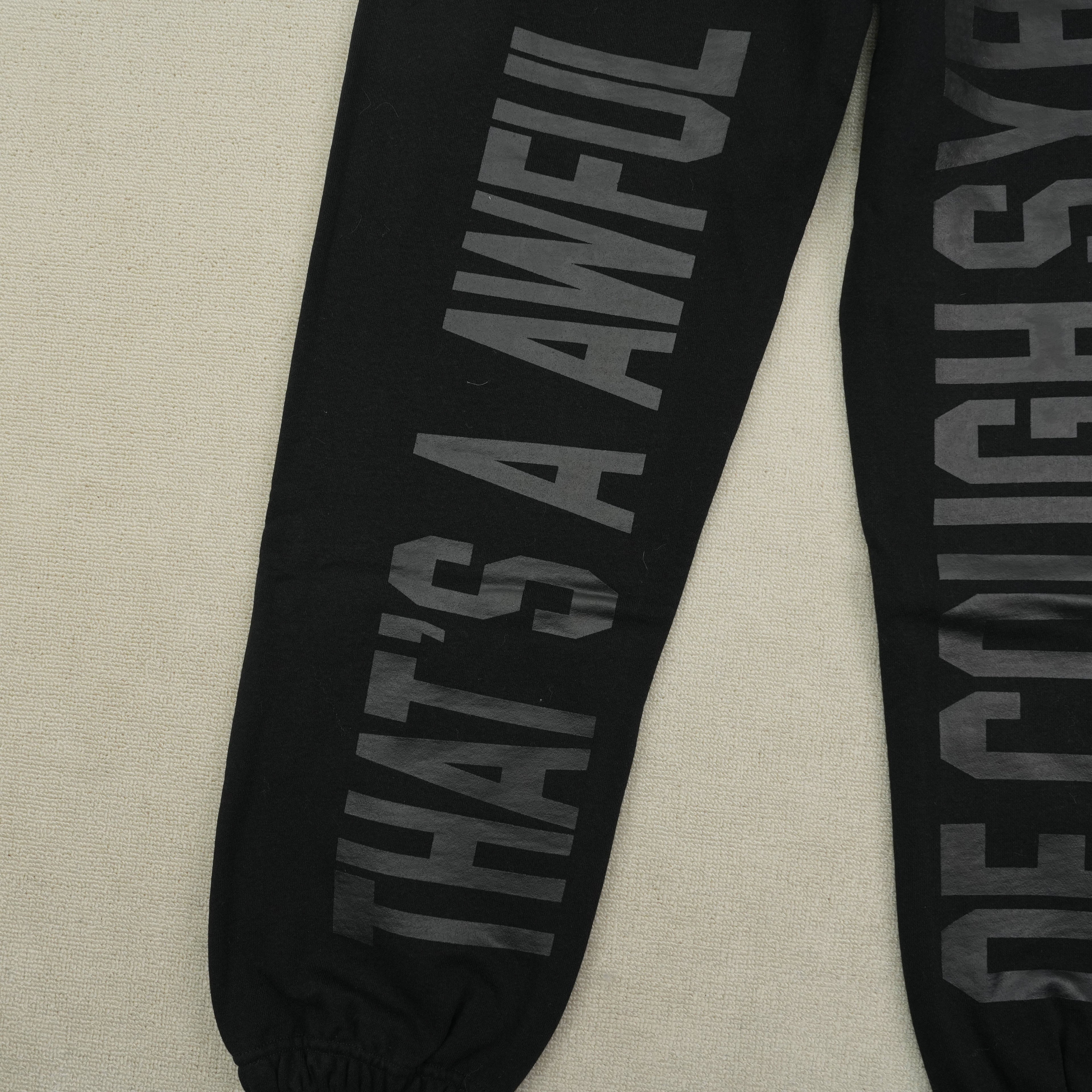 Pantalón Deportivo Negro con Texto – Estilo Urbano