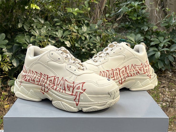 Balenciaga Triple S "DIY Metal" en tono crema/beige con grafiti rojo