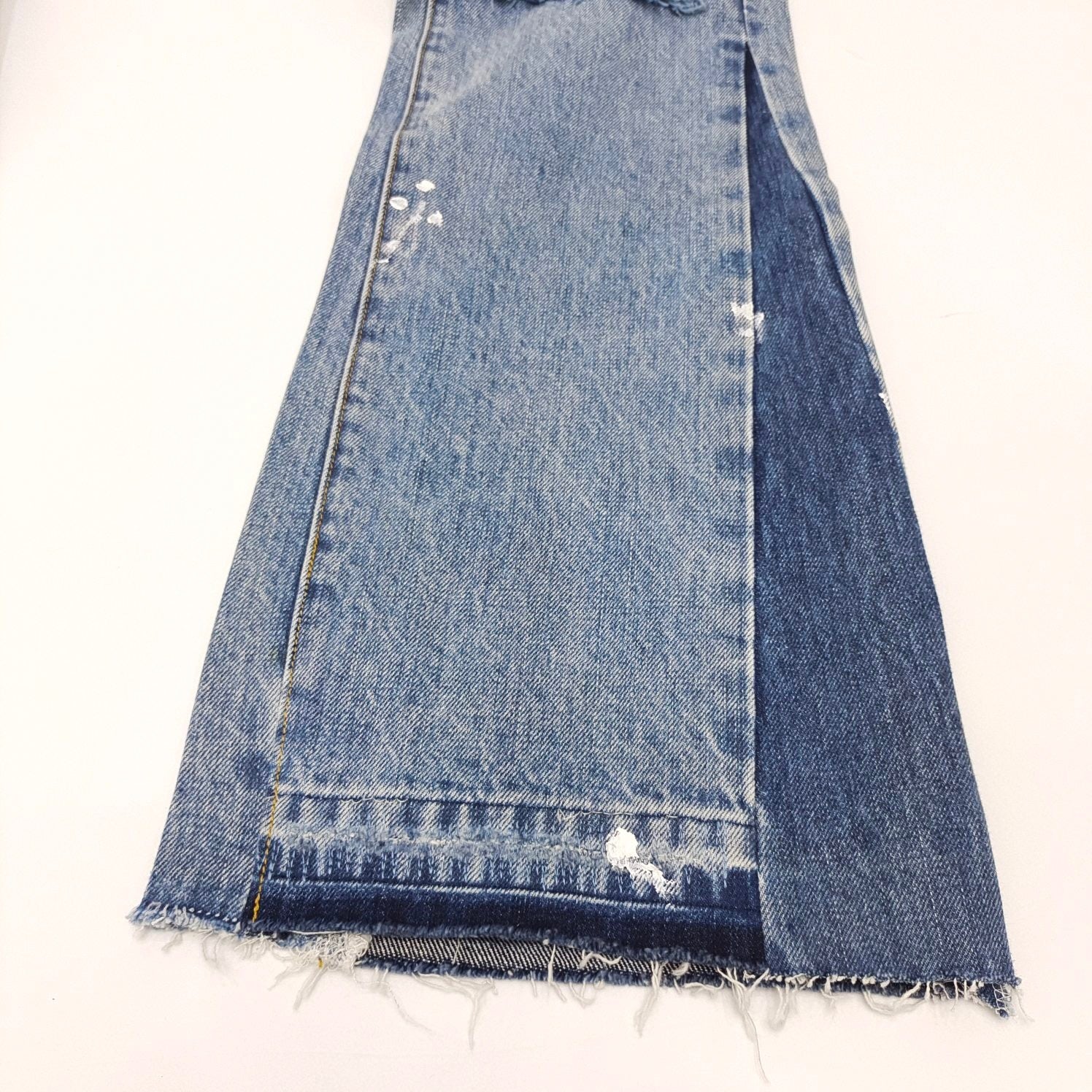 Jeans Gallery Dept. – Art Dept. Flare con Desgaste y Salpicaduras