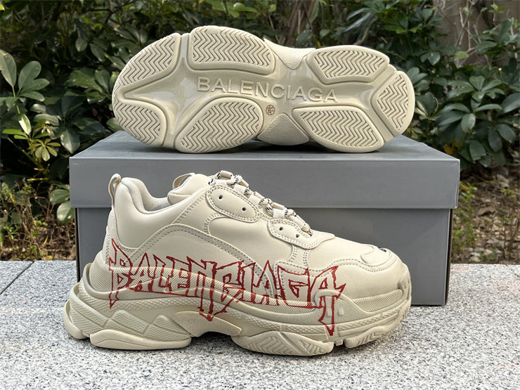 Balenciaga Triple S "DIY Metal" en tono crema/beige con grafiti rojo