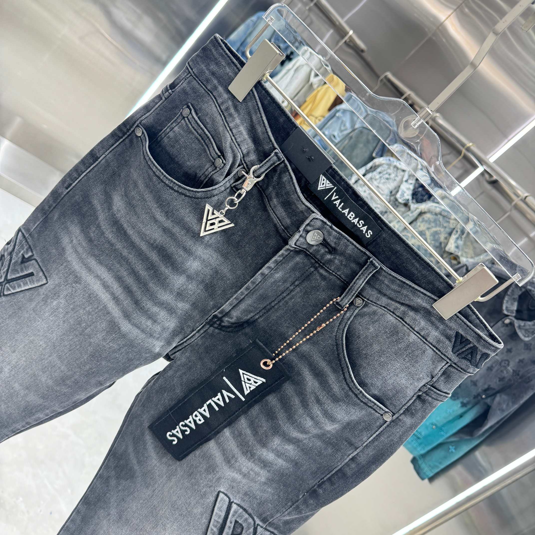 Pantalones vaqueros Valabasas con logotipos en relieve y corte acampanado