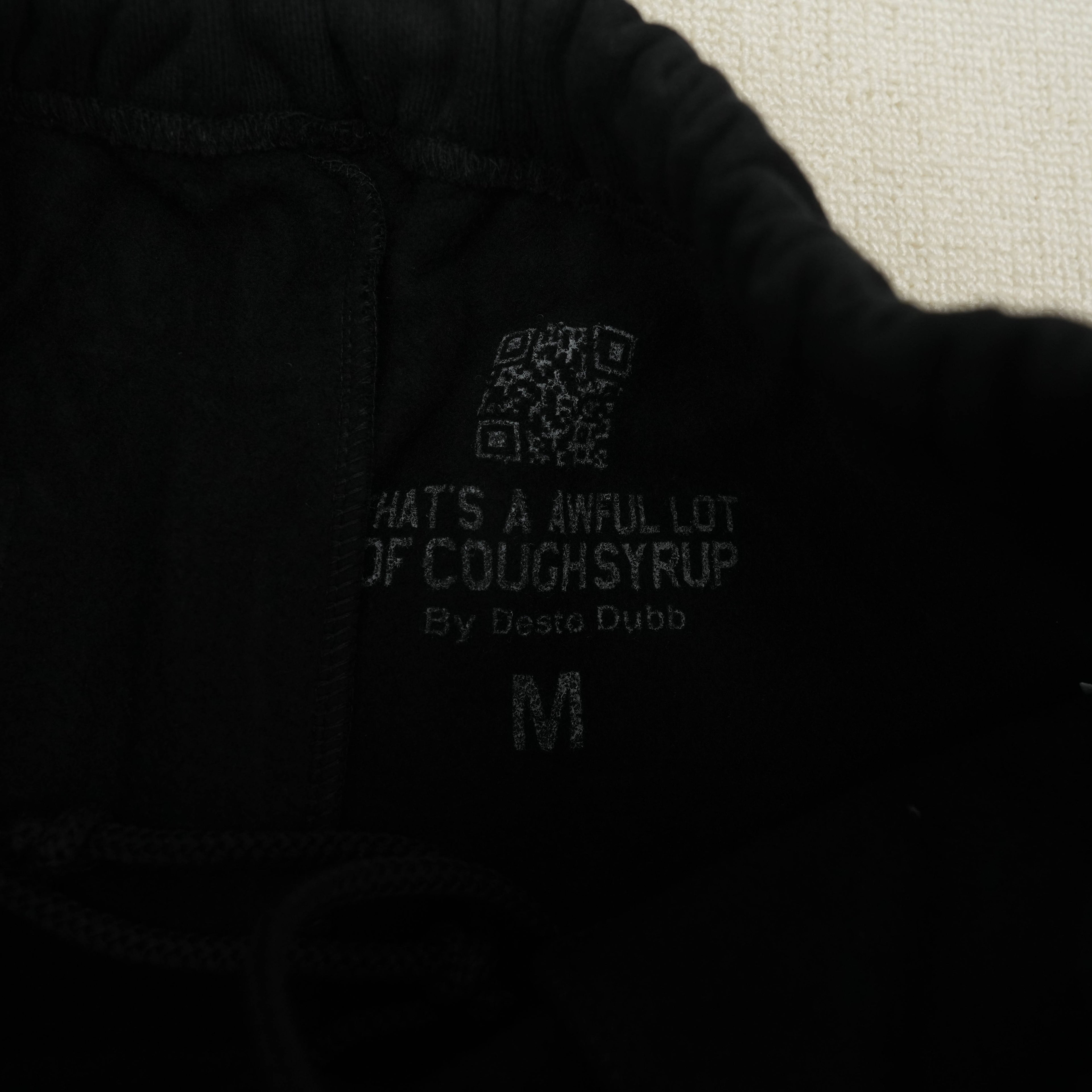 Pantalón Deportivo Negro con Texto – Estilo Urbano