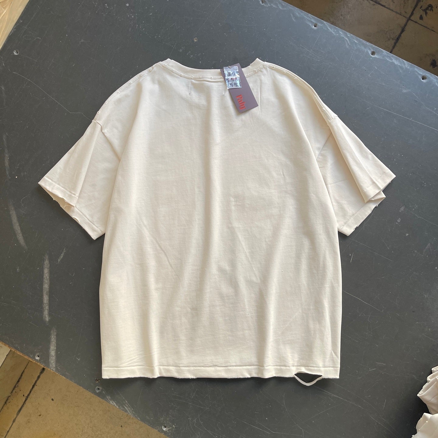 Camiseta gráfica crema estilo retro / Camiseta con impresión artística y desgastes