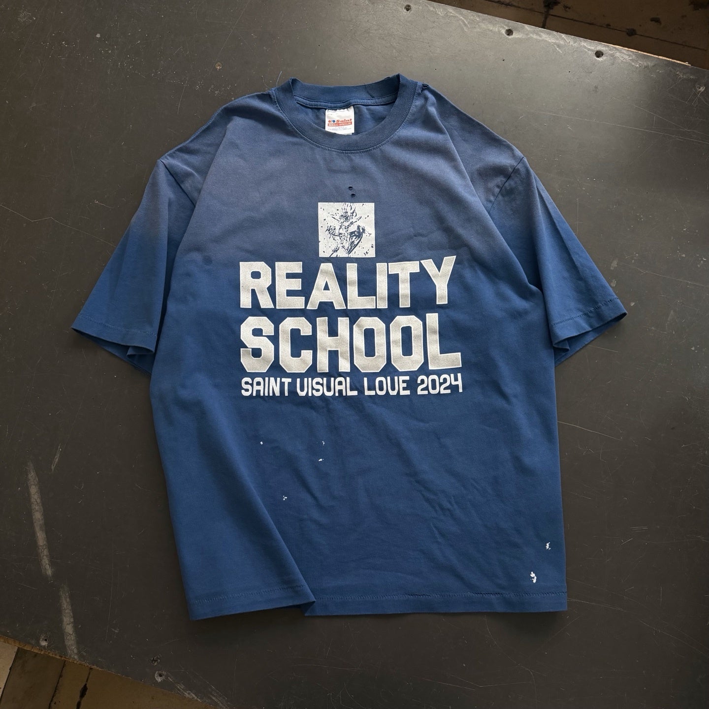 Camiseta gráfica azul desgastada / Camiseta estilo vintage con impresión "Reality School"