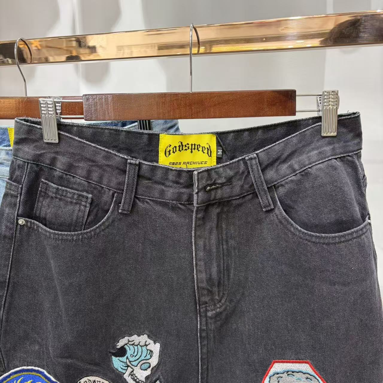 Shorts de Mezclilla con Parches Decorativos