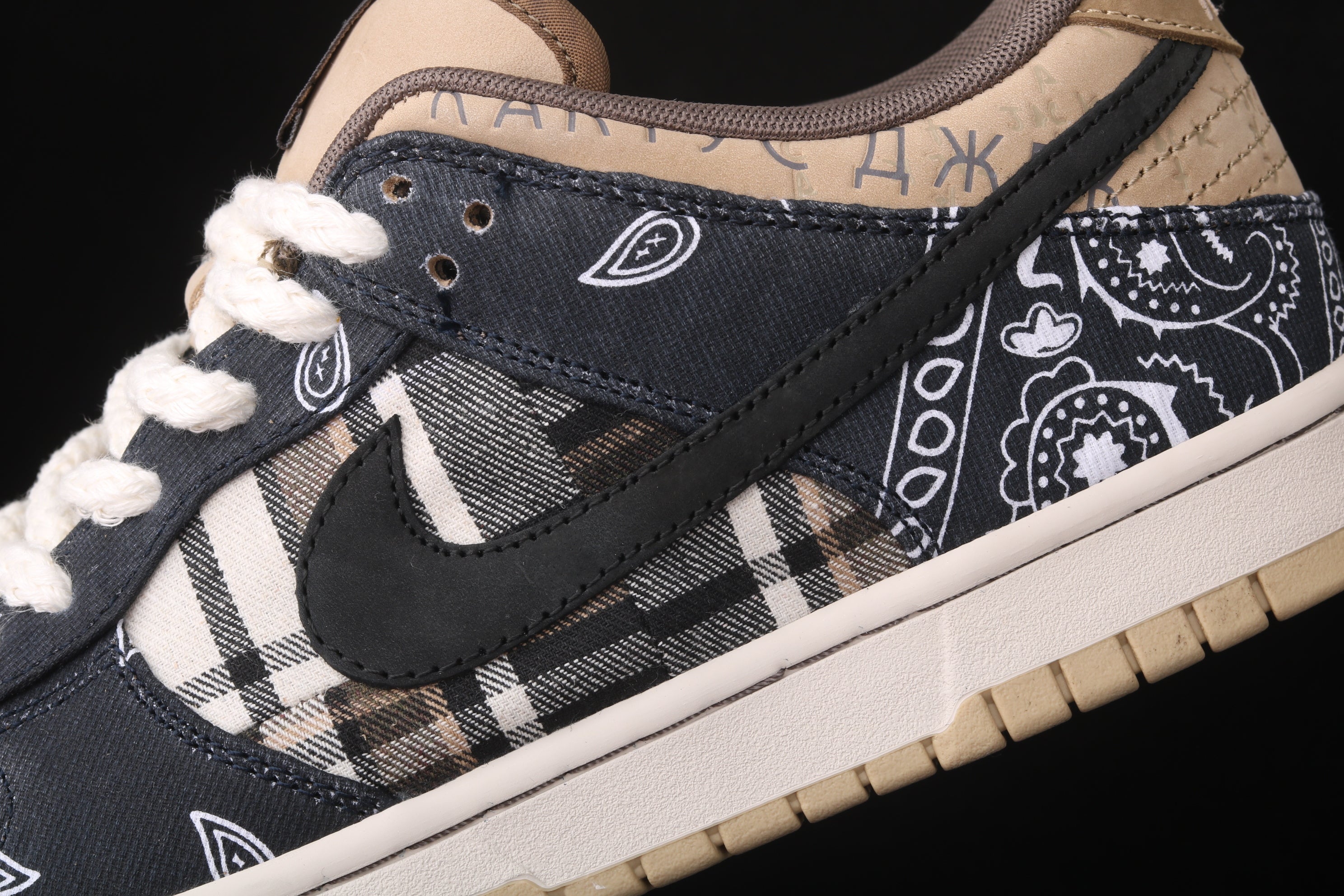 Zapatillas estilo low con estampado bandana / Zapatillas diseño exclusivo combinado