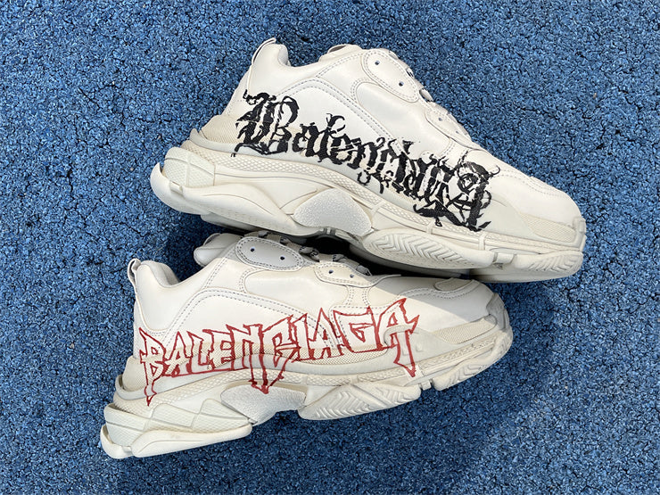 Balenciaga Triple S "DIY Metal" en tono crema/beige con grafiti rojo