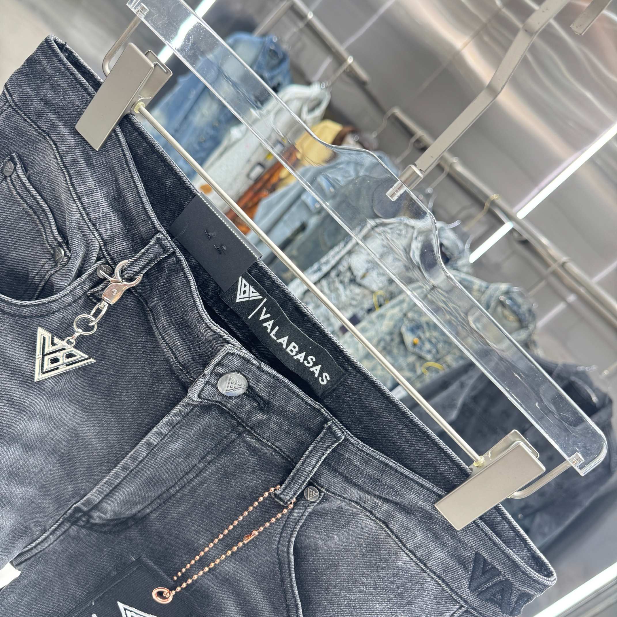 Pantalones vaqueros Valabasas con logotipos en relieve y corte acampanado