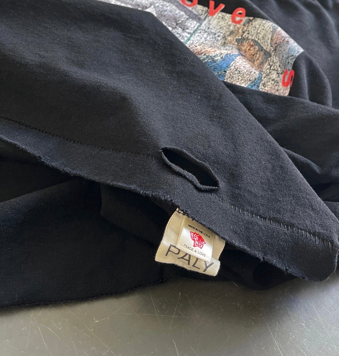 Camiseta gráfica negra desgastada / Camiseta estilo vintage con impresión artística